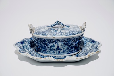 Un beurrier sur sous-plat en fa&iuml;ence de Delft bleu et blanc, 18&egrave;me