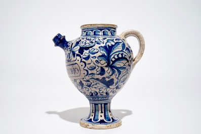 Een blauwwitte siroopkan met "A foglie" decor in Antwerpse majolica, 16e eeuw
