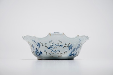 Een blauwwitte Delftse opengewerkte mand met chinoiserie decor, 18e eeuw