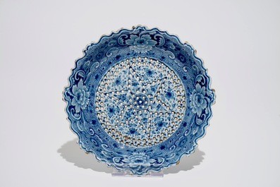 Un fraisier sur pr&eacute;sentoir en fa&iuml;ence de Delft bleu et blanc, 18&egrave;me