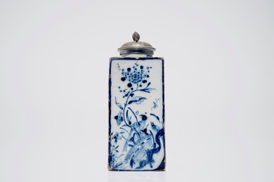 Une bo&icirc;te &agrave; th&eacute; en fa&iuml;ence de Delft bleu et blanc &agrave; d&eacute;cor &eacute;rotique, 18&egrave;me