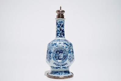 Een blauwwitte Delftse vaas met zilveren montuur, Samuel van Eenhoorn, 1678 - 1686