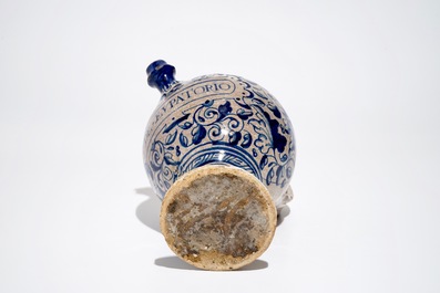 Een blauwwitte siroopkan met "A foglie" decor in Antwerpse majolica, 16e eeuw