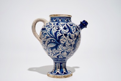 Een blauwwitte siroopkan met "A foglie" decor in Antwerpse majolica, 16e eeuw
