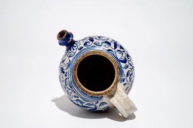 Een blauwwitte siroopkan met "A foglie" decor in Antwerpse majolica, 16e eeuw