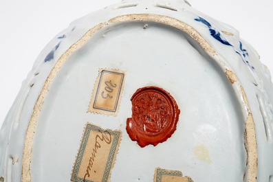 Een blauwwitte Delftse opengewerkte mand met chinoiserie decor, 18e eeuw