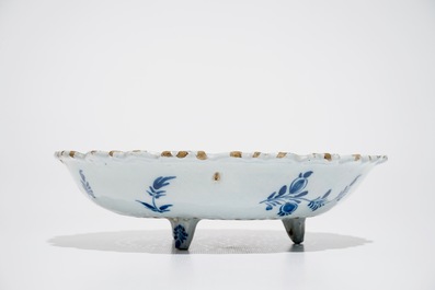 Un fraisier sur pr&eacute;sentoir en fa&iuml;ence de Delft bleu et blanc, 18&egrave;me