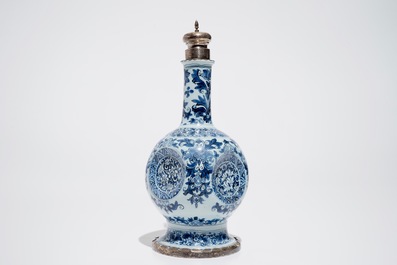 Een blauwwitte Delftse vaas met zilveren montuur, Samuel van Eenhoorn, 1678 - 1686