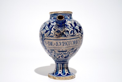 Een blauwwitte siroopkan met "A foglie" decor in Antwerpse majolica, 16e eeuw