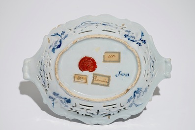 Een blauwwitte Delftse opengewerkte mand met chinoiserie decor, 18e eeuw