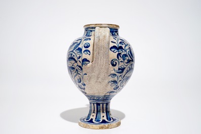 Een blauwwitte siroopkan met "A foglie" decor in Antwerpse majolica, 16e eeuw