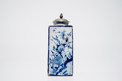 Une bo&icirc;te &agrave; th&eacute; en fa&iuml;ence de Delft bleu et blanc &agrave; d&eacute;cor &eacute;rotique, 18&egrave;me