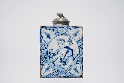 Une bo&icirc;te &agrave; th&eacute; en fa&iuml;ence de Delft bleu et blanc &agrave; d&eacute;cor &eacute;rotique, 18&egrave;me