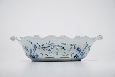 Een blauwwitte Delftse opengewerkte mand met chinoiserie decor, 18e eeuw