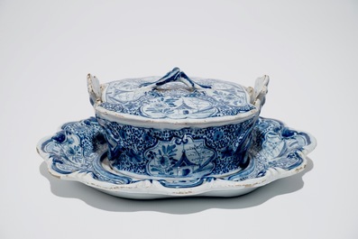 Un beurrier sur sous-plat en fa&iuml;ence de Delft bleu et blanc, 18&egrave;me