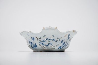 Een blauwwitte Delftse opengewerkte mand met chinoiserie decor, 18e eeuw