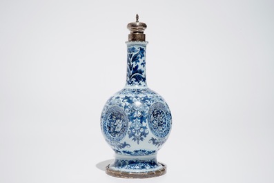 Een blauwwitte Delftse vaas met zilveren montuur, Samuel van Eenhoorn, 1678 - 1686