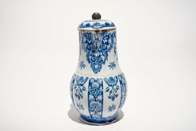 Une verseuse couverte en fa&iuml;ence de Delft bleu et blanc, 18&egrave;me