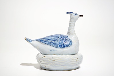 Un beurrier en fa&iuml;ence de Delft bleu et blanc en forme de pluvier, 18&egrave;me