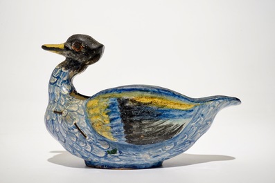 Een polychrome sauskom in de vorm van een eend, Noord-Frankrijk, 18e eeuw
