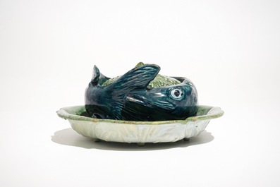 Une terrine couverte sur support en forme de truite en fa&iuml;ence de Delft polychrome, 18&egrave;me