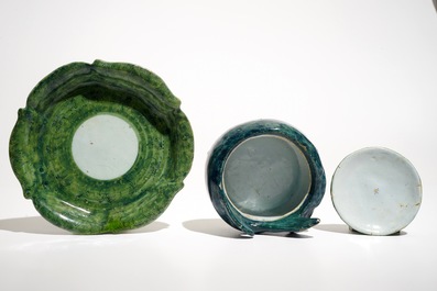 Une terrine couverte sur support en forme de truite en fa&iuml;ence de Delft polychrome, 18&egrave;me