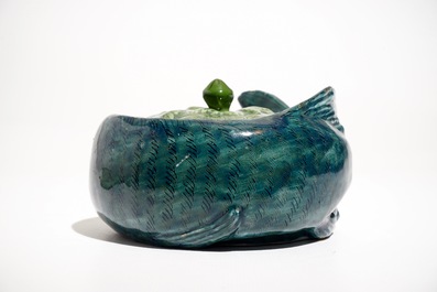 Une terrine couverte sur support en forme de truite en fa&iuml;ence de Delft polychrome, 18&egrave;me