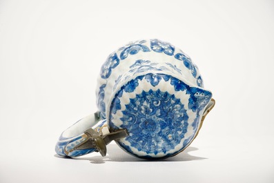 Une verseuse couverte en fa&iuml;ence de Delft bleu et blanc, 18&egrave;me