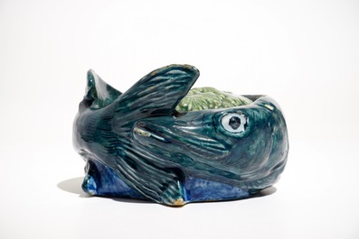 Une terrine couverte sur support en forme de truite en fa&iuml;ence de Delft polychrome, 18&egrave;me