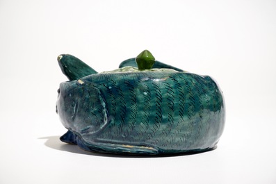 Une terrine couverte sur support en forme de truite en fa&iuml;ence de Delft polychrome, 18&egrave;me