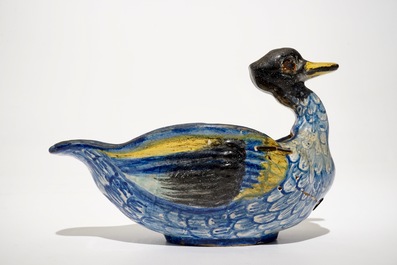 Een polychrome sauskom in de vorm van een eend, Noord-Frankrijk, 18e eeuw