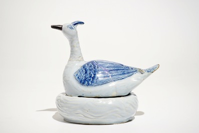 Un beurrier en fa&iuml;ence de Delft bleu et blanc en forme de pluvier, 18&egrave;me