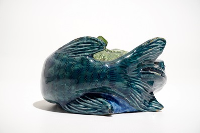 Une terrine couverte sur support en forme de truite en fa&iuml;ence de Delft polychrome, 18&egrave;me
