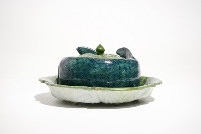 Une terrine couverte sur support en forme de truite en fa&iuml;ence de Delft polychrome, 18&egrave;me