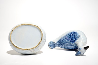 Un beurrier en fa&iuml;ence de Delft bleu et blanc en forme de pluvier, 18&egrave;me