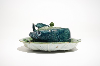Une terrine couverte sur support en forme de truite en fa&iuml;ence de Delft polychrome, 18&egrave;me