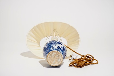 Un vase en fa&iuml;ence de Delft bleu et blanc &agrave; d&eacute;cor de chinoiserie, 18&egrave;me