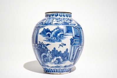 A blue and white Dutch or Frankfurt Delft chinoiserie jar and dish, 2nd half 17th C.