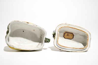 Een polychrome Delftse terrine in de vorm van een pompoen, 18e eeuw