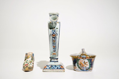Een hartvormige tulpenvaas, een muiltje en een botervloot in Delftse stijl, Frankrijk, 19e eeuw