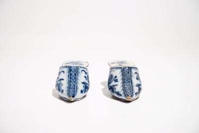 Een paar blauwwitte Delftse muiltjes met floraal decor, 18e eeuw