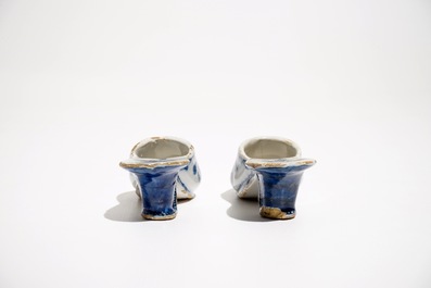 Een paar blauwwitte Delftse muiltjes met floraal decor, 18e eeuw