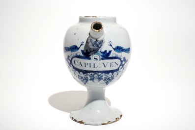 Een blauwwitte Delftse siroopkan "S:Capil:Ven", 18e eeuw