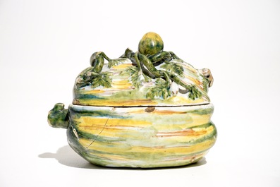 Een polychrome Delftse terrine in de vorm van een pompoen, 18e eeuw