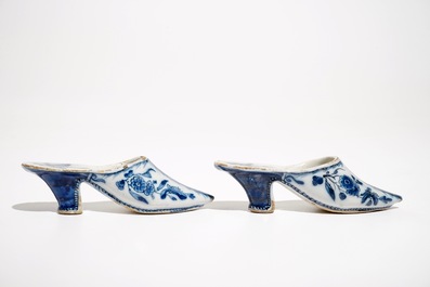 Een paar blauwwitte Delftse muiltjes met floraal decor, 18e eeuw