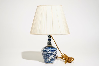 Un vase en fa&iuml;ence de Delft bleu et blanc &agrave; d&eacute;cor de chinoiserie, 18&egrave;me