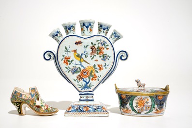 Een hartvormige tulpenvaas, een muiltje en een botervloot in Delftse stijl, Frankrijk, 19e eeuw