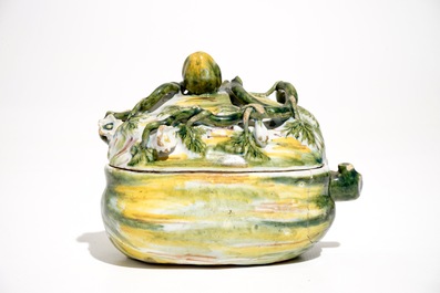 Een polychrome Delftse terrine in de vorm van een pompoen, 18e eeuw