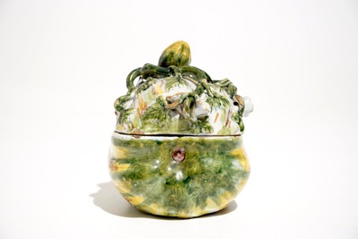 Een polychrome Delftse terrine in de vorm van een pompoen, 18e eeuw