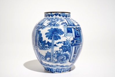 A blue and white Dutch or Frankfurt Delft chinoiserie jar and dish, 2nd half 17th C.